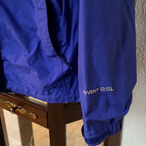 The North Face Hyvent 2.5L rain jacket. Excellent condition. Size S - Picture 5 of 10